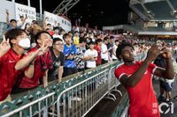 Micheal Udebulzor in Hong-Kong-Trikot does selfies with fans